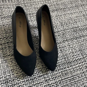 Svarta klackskor - Bra skick, har använt någon gång