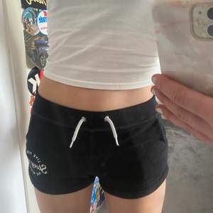 Sköna svarta shorts från h&m! Använt en del men funkar fortfarande perfekt!💕