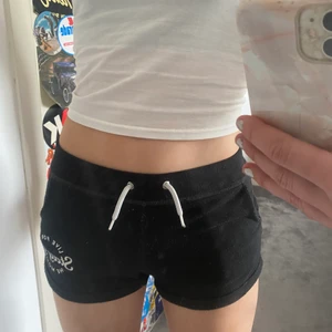 Svarta mys shorts🖤 - Sköna svarta shorts från h&m! Använt en del men funkar fortfarande perfekt!💕
