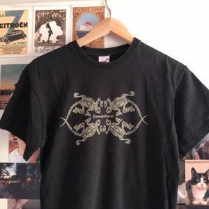 T-shirt med tryck - Svart T-shirt med tryck på framsidan och är storlek S/M 💕 tröjan är köpt second hand men har aldrig använt den och tröjan är i bra skick 