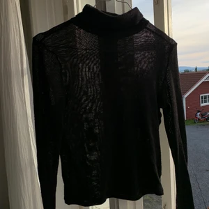 Polotröja - Fin polotröja från H&M. Den är snygg att använda under en annan tröja så bara kragen sticker upp. Lite liten för mig, därav säljer jag den. Skriv vid frågor!! 💝