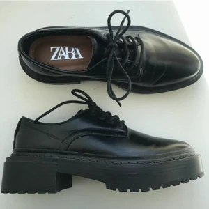Paltå loafers från Zara - Säljer dessa platform loafers / finskor. Super snygga och passar jättebra till nästan allt! De är från Zara och i storlek 36😍😍