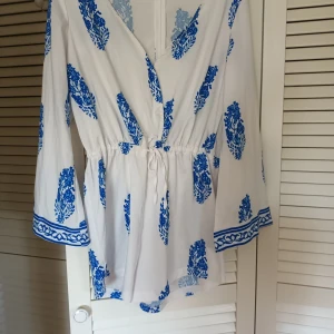 Playsuit - Storlek L men passar även medium  Knyte i midja 