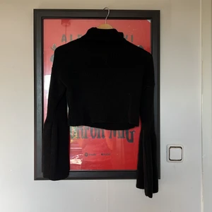 Stickat cropped sweater - Jättefin stickad tröja från madlady, den är turtlenecked och har lite flare i armarna, jätte speciell och fin tröja