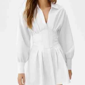 Klänning från Zalando - Säljer min kära studentklänning då den fått göra sitt hos mig! Endast använd en gång alltså, sparsamt! Öppen rygg med justerbar knytning, i ett tjockare skjortmaterial. Skriv till mig för fler bilder! 