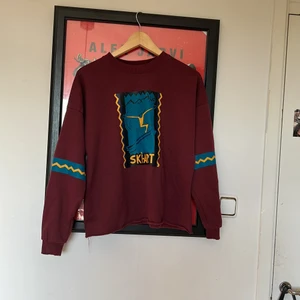 Vinröd Tjocktröja  - Fin vinröd/brun tjocktröja med ”ski art” tryck på, jättefin och mysig, använd fåtal gånger! 