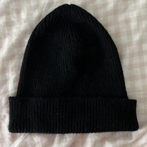 Svart stickad mössa  - En svart stickad mössa i vanlig modell. Aldrig använd! Bara legat hemma i lådan. 