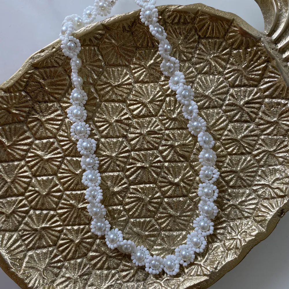 Egengjort halsband i vittđ€ passar jĂ€tte fint nu till sommaren! Frakten Ă€r ej spĂ„rbar och kostar 15kr!. Asusteet.