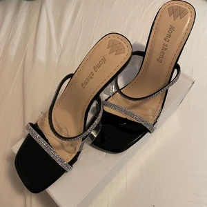 Klackar - Skit snygga, aldrig använda. Jag har storlek 38 och de passar perfekt.