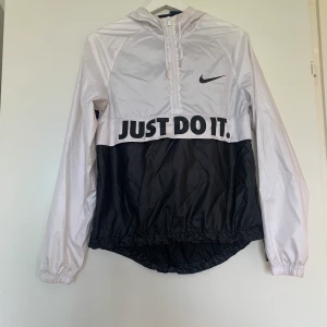 Träningsjacka  - Träningsjacka från Nike. Använd ett fåtal gånger. Finns några fläckar vid dragkedjan. 