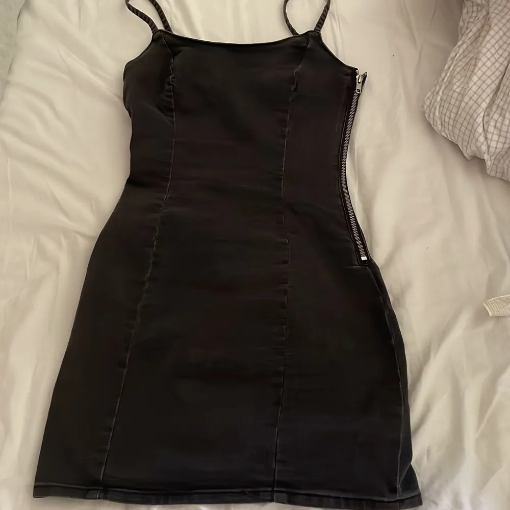Helt oanvänd svart jeansklänning från H&M , klänningen är jätte fin men tycker inte att den satt så bra på mig. Jag köpte den för 279 kr.. Klänningar.