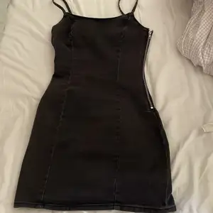 Helt oanvänd svart jeansklänning från H&M , klänningen är jätte fin men tycker inte att den satt så bra på mig. Jag köpte den för 279 kr.