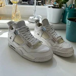 Jordan 4 retro white - Air Jordan 4 Retro Pure Money.  Storlek 42.  Väldigt god skick för hur mycket dom har varit använda.  För mer bilder och info skriv privat. Köparen står för frakt. . 