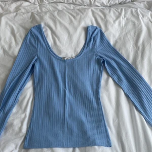 Tröja - Ribbad långarmad tröjanfrån NAKD som är u-ringad 