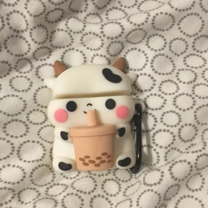 Airpods - Ett par AirPods skal kommer aldrig till användning skit gullig har bara använt 2 gånger du kan också hänga den vart som helst och den är i jätte bra material 