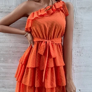 Orange klänning - klänning från shein, jättefin och aldrig använd, köptes för att ha nu i sommar men kände inte att de va min stil, skulle nog säga att den passar xs-s