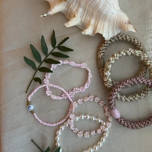 Armband  - Armbanden kostar 15 kr/st☺️ vid köp av fler får man rabatt🥰 frakten kostar 13 kr💖
