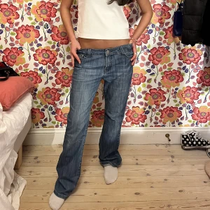 Jeans!! - Säljer dessa lågmidjade och bootcut jeans❤️‍🔥❤️‍🔥  Midjemått:84cm Innerbenslängd:78cm