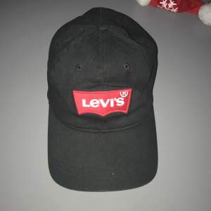 Jag säljer en supersnygg svart Levi’s keps som knappt är använd! 
