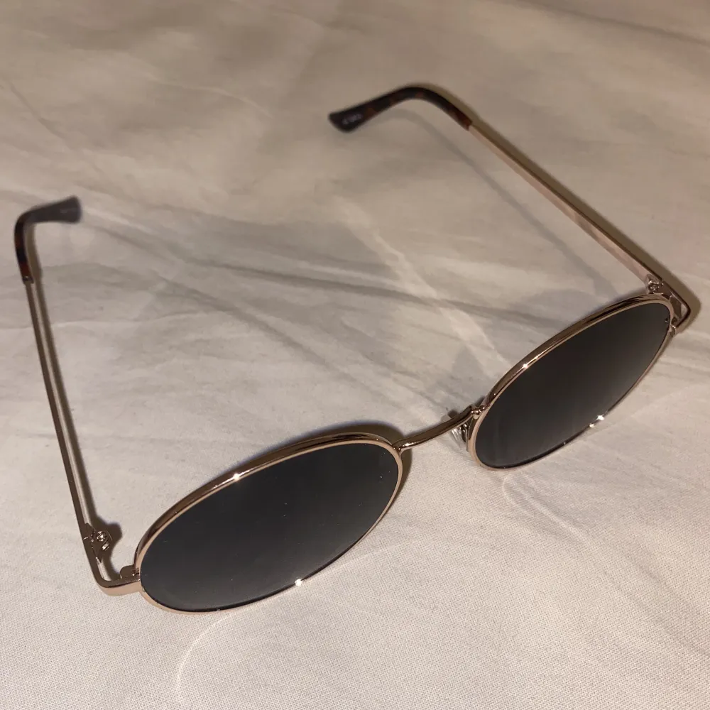 Snygga solglasögon som aldrig kommit till användning då jag inte gillar guld 🖤 . Accessoarer.