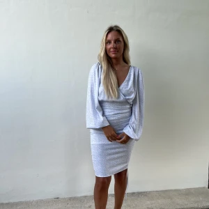 Nelly klänning  - Blommig klänning ifrån Nelly  endast använd 2 gånger, mycket fint skick!    