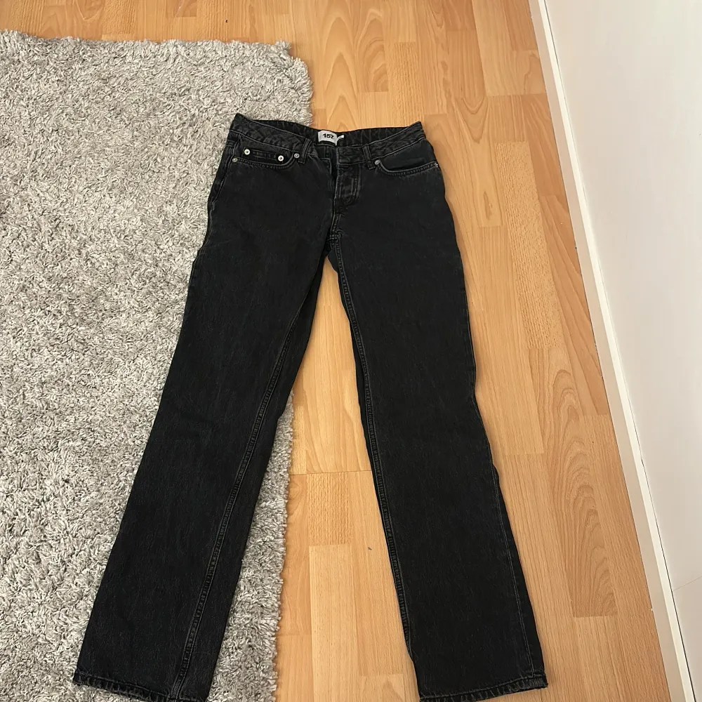 Svarta lågmidjade jeans från lager 157 i storlek xs. Använda få gånger . Jeans & Byxor.