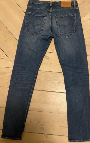 Levis jeans  - 512  W 31 L 34  Färg: Mörkblåa 