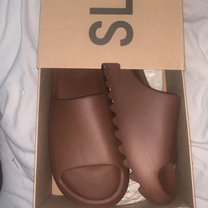 Yeezy Slide Flax - DS Aldrig använda, digitalt kvitto finns. 