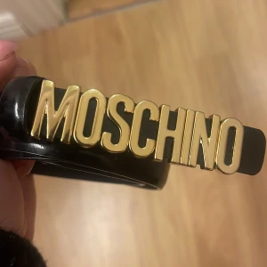Moschino bälte - Moschino bälte i väldigt bra skick