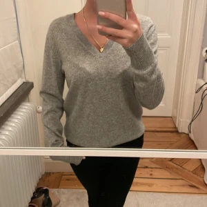 Cashmere tröja  - Säljer denna cashmere tröja från uniqlo. Nästan aldrig anvönd 