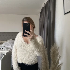 Stickad tröja - Super fin stickad tröja från h&m. Används inte därför säljs. Jätte skön och mysig.