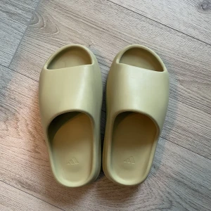Yeezy slides  - Säljer dessa yeezy slides i färgen Resin på grund av jag inte får någon användning för dom. Det är storlek 38 men passar även mig som har storlek 37! Köpta nya för 1799kr. Fråga gärna för fler bilder:) pris går även att diskutera vid en snabb affär!