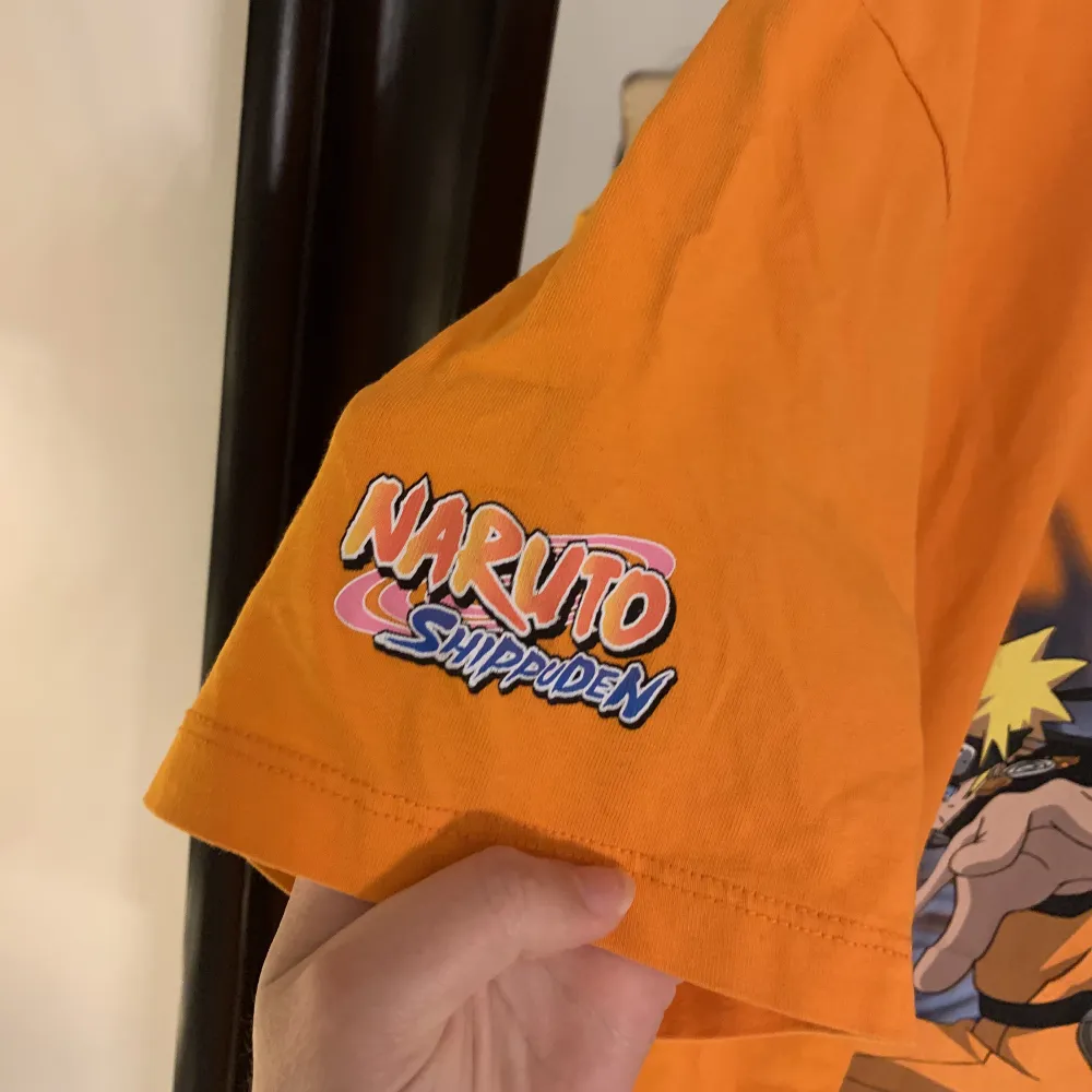 Säljer min Naruto t-shirt som inte kommer till någon användning alls. Använd max 3 gånger. . T-shirts.