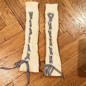 Vita benvärmare legwarmers - Benvärmare går även att använda som handledsvärmare. Oanvända. Möts i stockholm eller fraktar. 🖤