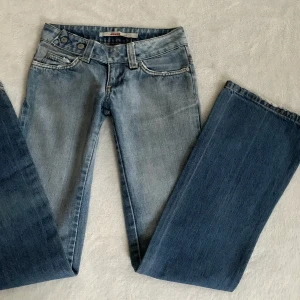 ONLY-jeans - Lågmidjade utsvängda jeans med massa snygga detaljer, originellt från Only! Tyvärr för små för mig, står stl 26/34, midjemåttet är ca 72 cm och innerbenslängden 84 cm 💘