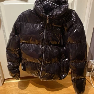 Vinterjacka  - Väldigt varm vinter jacka i storlek m, är dock stor i storleken. Knappt använd  och i bra skick 