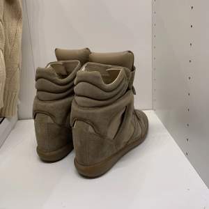 Helt nya oanvända Isabel Marant skor i färgen Taupe. Nypris 5000kr, kvitto finns. Box och dustbags medföljer. Använd inte köp nu