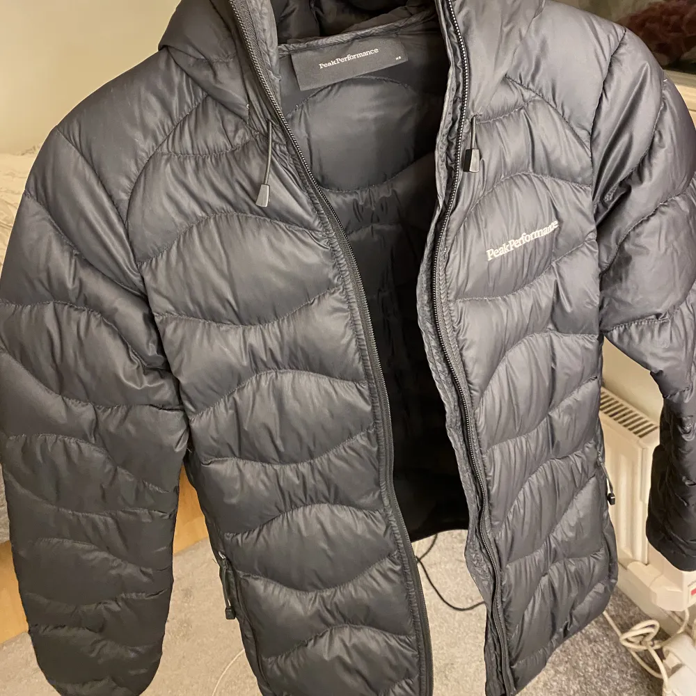 Så fin peakperformance jacka, inte använd så mycket 💖så varm och stilren nu i vinter/vår. Köpare står för frakt . Jackor.