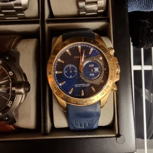 Gant klocka  - Bra första klocka. Nypris 2,5 ish. Bör byta batteri, kostar en hundring på vilken klockaffär som helst.