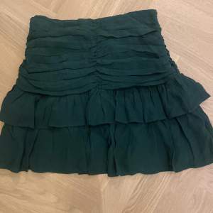 Säljer denna fina zara kjol då jag råka köpa dubbel helt ny med lappen kvar!😁 300! Kan frakta eller mötas!jättebra skick lappen sitter kvar