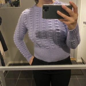 Stickad ull tröja  - Den är så mysig och fin, har växt ifrån den. Den är från Holly white från Lindex. Den är i pastel lilla