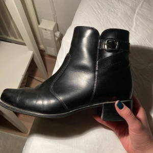 Klackar 👠  - Säljer dessa supersnygga skor med klack från märket Aaltonen, köpta för cirka 1500 kr. Kan mötas upp i Uppsala eller Gävle. 