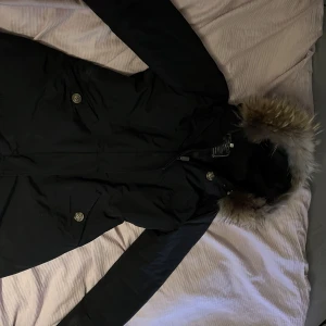 figursydd vinterjacka  - säljer nu min jätte fina vinterjacka, jackan är figursydd med två fickor och en jätte fin äkta päls. säljer den för att jackan tyvärr har blivit för stor.   jackan är använd en vinter och i bra skick 