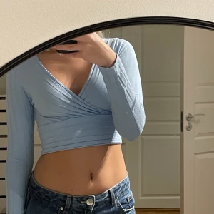 Blå långärmad tröja  - Blå långärmad tröja som är omlott där fram. Ni betalar för frakten!