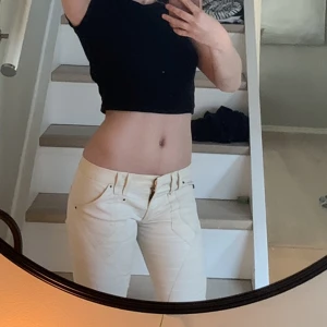 Lågmidjade jeans - Sjukt snygga lågmidjade bootcut Roberto Cavalli jeans! Perfekt skick och från tidigt 2000-tal💓Jag är 167 och de når ner till marken! Midjemått är mellan 85-90 då de är väldigt stretchiga, skriv för fler bilder!💛