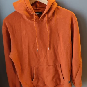 Hoodie från Jack and Jones. - Väldigt mjuk och skön hoodie från Jack and Jones. Storlek M, skick bra. 
