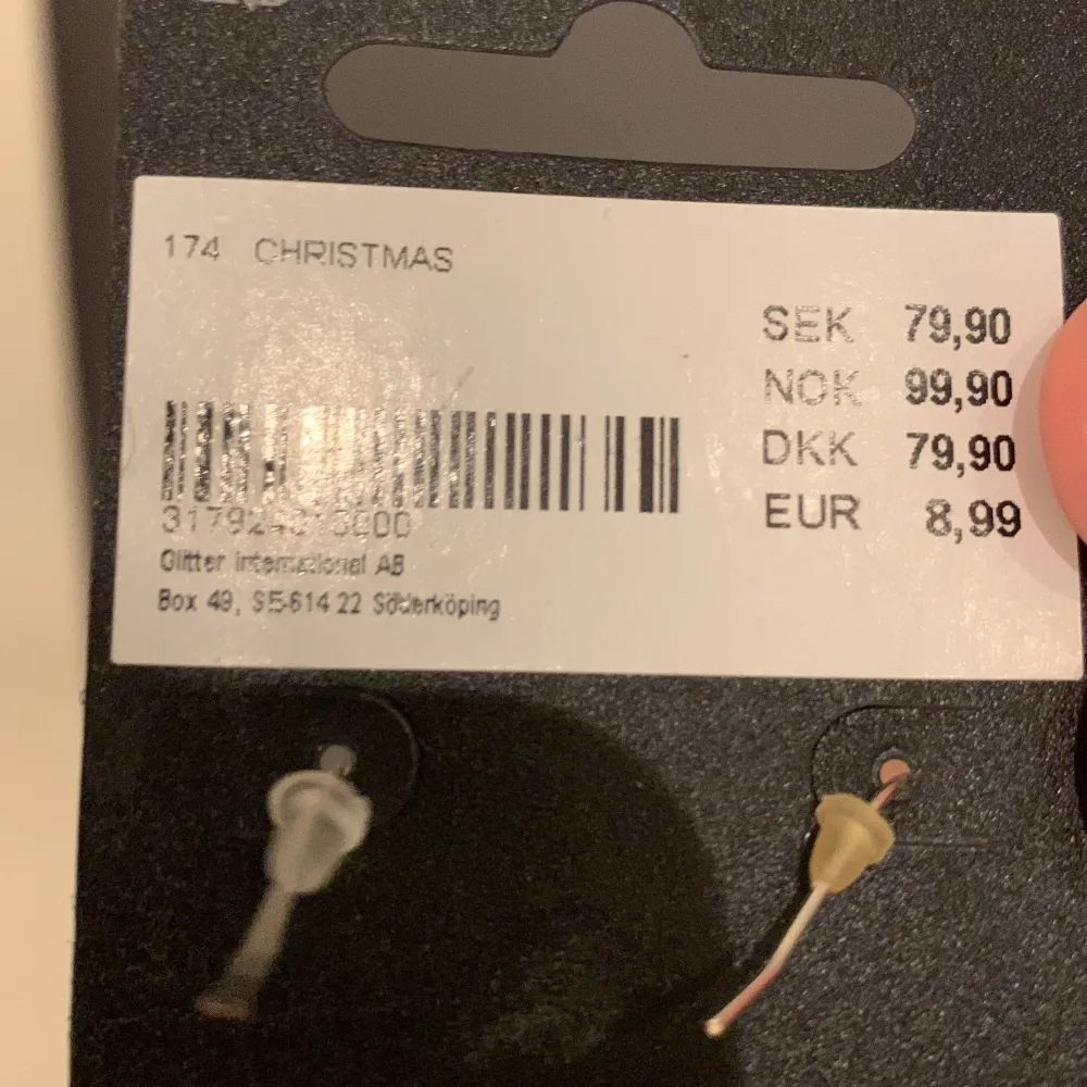 Fina örhängen att ha på julen eller annan gång på året. Dem är nästan aldrig använda och dem är jätte fina💞(tycker jag). Accessoarer.