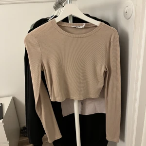 Beige tröja  - Beige tröja från NA-KD aldrig använd från mitt hål köpte den på sellpy. Fin kvalite 