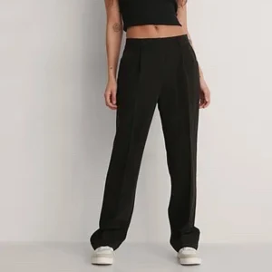 Kostymbyxor  - Säljer mina svarta kostymbyxor från Na-kd som inte finns på hemsidan längre. De är i jätte fint skick