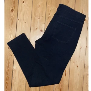 Byxor H&M - Byxor från H&M i storlek 40. Aldrig använda men har dessvärre är inte prislappen kvar. Köparen står för fraktkostnaden.